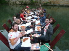 nach dem Spiel Pizza auf den Kahn