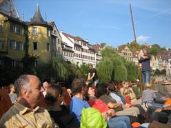 Ganz nah vorbei am Turm in dem Tübingens großer Dichter lebte.